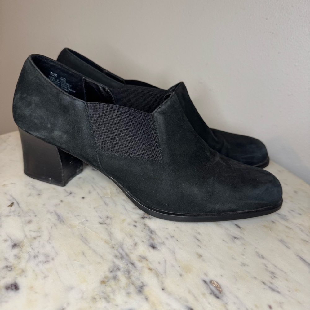 Aerosoles Booties Size 10 B black Suede
Heels shoes comfort